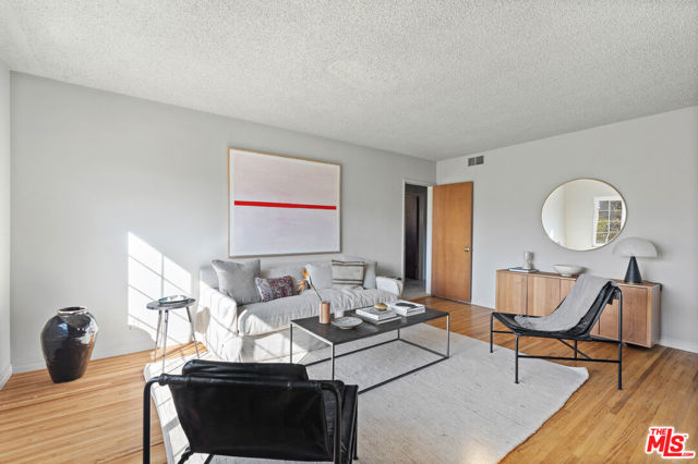 4242 Grand View Boulevard, Los Angeles CA: https://media.crmls.org/mediaz/11fddf4d-f6e1-4775-a339-04d85db26d43.jpg