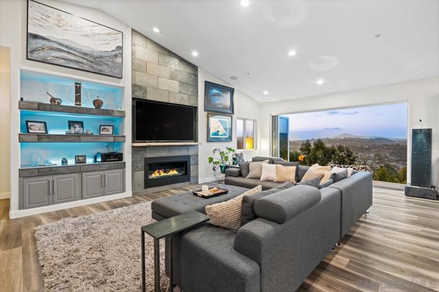 9420 Crest Drive, Spring Valley CA: https://media.crmls.org/mediaz/11fe5989-a7b8-41bf-a3fc-b8b54e88ee59.jpg