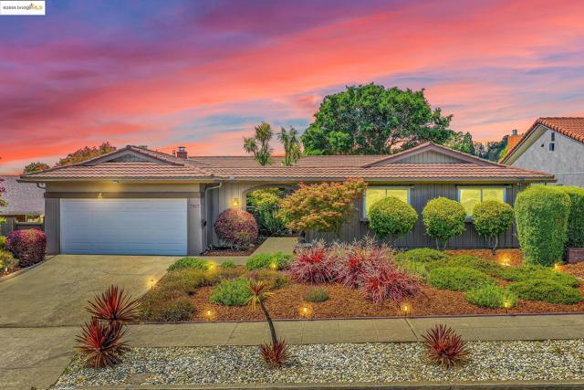 7927 Phaeton Dr, Oakland CA: https://media.crmls.org/mediaz/11ff7c6b-8089-46fc-bc0e-68ad370b39f8.jpg