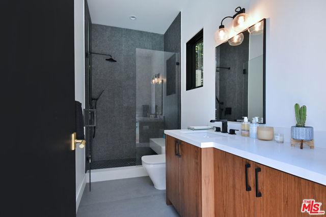 4544 Woodley Avenue, Encino CA: https://media.crmls.org/mediaz/11ffa695-cbfc-4ada-8e49-e20934f8ea94.jpg