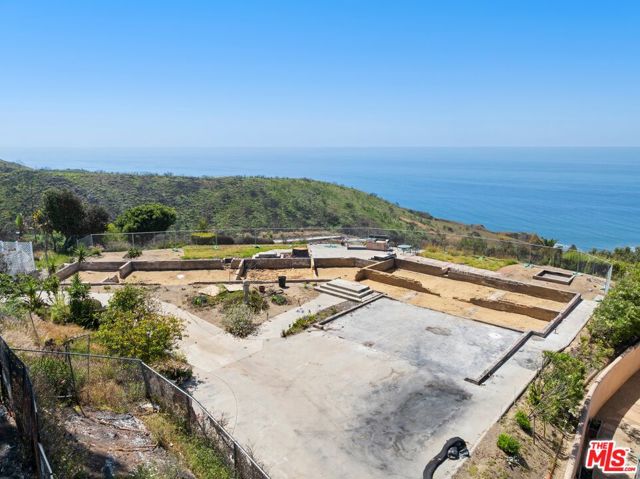 20740 Las Flores Mesa Drive, Malibu CA: https://media.crmls.org/mediaz/11ffaf30-ec0d-423a-8c89-4e65c440fd4b.jpg