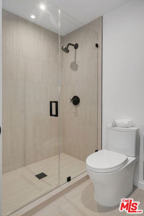 8400 Edwin Drive, Los Angeles CA: https://media.crmls.org/mediaz/1201a45b-bacd-48d3-a014-0f9314fd1f20.jpg