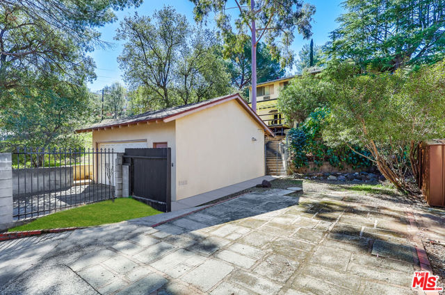 7951 Glenties Lane, Sunland CA: https://media.crmls.org/mediaz/1201f2cd-23a8-47a5-8e6e-333778dd1e73.jpg