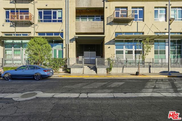530 S Hewitt Street, Los Angeles CA: https://media.crmls.org/mediaz/12034e47-dfcf-4767-9ddb-0baa8c922c74.jpg