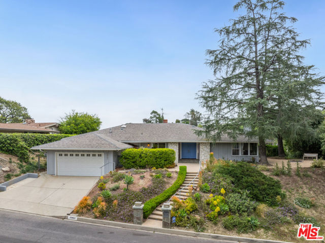 15901 High Knoll Road, Encino CA: https://media.crmls.org/mediaz/12037f5f-0a3e-4f3d-8358-cb5e2af3d0b1.jpg