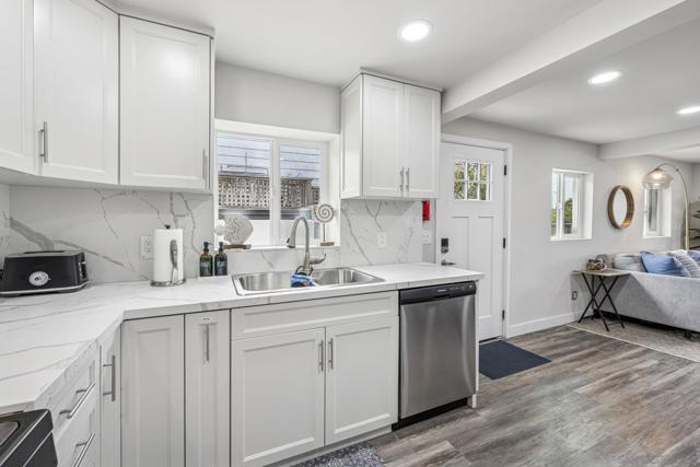 215 N Granados Ave, Solana Beach CA: https://media.crmls.org/mediaz/1204e6b1-2301-46c9-a0eb-651cdc2dc66d.jpg