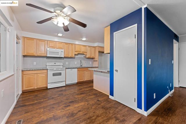 5235 Adelaide WAY, Carmichael CA: https://media.crmls.org/mediaz/12051b1c-e2d3-43f6-a8c5-7541cea6c28e.jpg