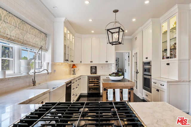 10428 Wyton Drive, Los Angeles CA: https://media.crmls.org/mediaz/120698b6-cb5e-4d48-801d-934b25b135d9.jpg