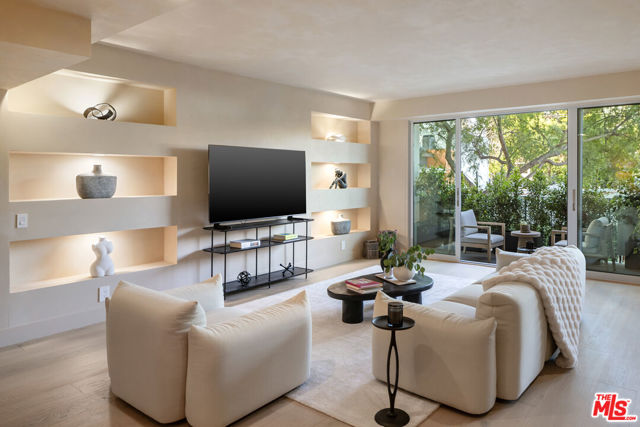 818 N Doheny Drive, West Hollywood CA: https://media.crmls.org/mediaz/1206d489-76e6-42da-9c2d-42442af8eef0.jpg