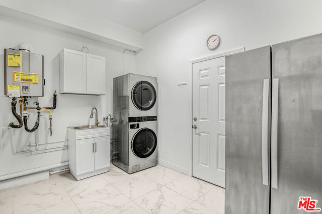 20326 W Liverpool Way, Porter Ranch CA: https://media.crmls.org/mediaz/1206ec7f-7b13-4e98-ba5c-c957ff2fa400.jpg
