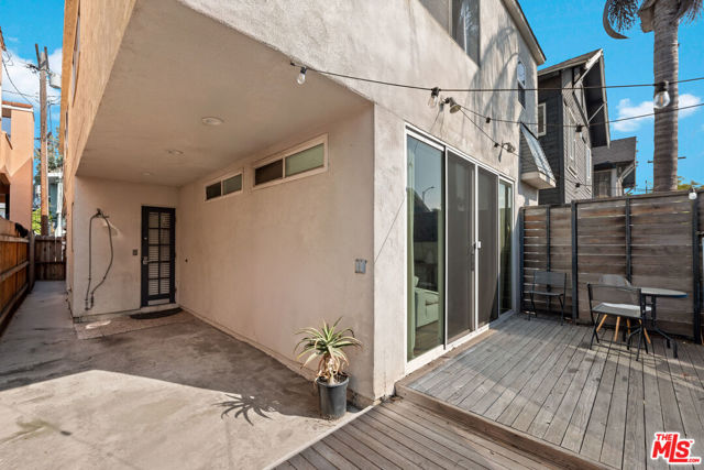 125 Brooks Avenue, Venice CA: https://media.crmls.org/mediaz/120725ee-e8ac-48c0-b950-5342eea04179.jpg