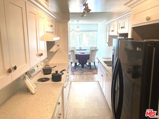 4915 Tyrone Avenue, Sherman Oaks CA: https://media.crmls.org/mediaz/12076acb-1605-433b-b468-8cbe28649259.jpg
