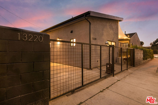 3744 Redwood Avenue, Los Angeles CA: https://media.crmls.org/mediaz/1207b4c1-b8cd-4e97-bc25-1796b47650dd.jpg