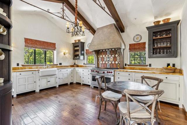 2307 Easton Drive, Burlingame CA: https://media.crmls.org/mediaz/12088ea7-58a3-410b-ac20-96f725f86737.jpg