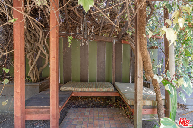 809 S Muirfield Road, Los Angeles CA: https://media.crmls.org/mediaz/12089297-cf79-4820-92e5-d80c3ce8adaa.jpg