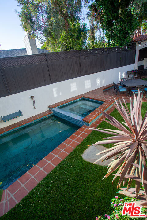 3501 Caribeth Drive, Encino CA: https://media.crmls.org/mediaz/1208b309-d563-4975-8201-cb69a04cdcb9.jpg