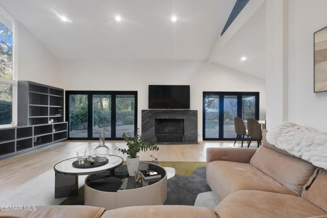 17032 Cotter Place, Encino CA: https://media.crmls.org/mediaz/120a5aff-7111-4af9-a87d-0ba79ed37f18.jpg