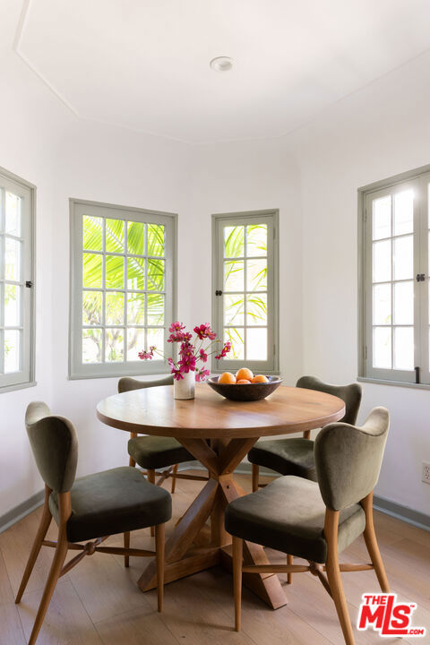 6650 Maryland Drive, Los Angeles CA: https://media.crmls.org/mediaz/120a62d2-ef1e-4cf8-adcb-f069c978fc8f.jpg