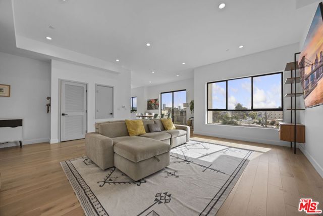 1515 S Holt Avenue, Los Angeles CA: https://media.crmls.org/mediaz/120b1f5e-3cd3-4aa9-a2ce-238bf7b4fff2.jpg