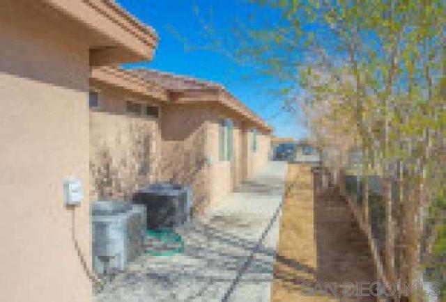 16475 Vine St, Hesperia, California 92345, ,Multi-Family,For Sale,Vine St,240025582SD