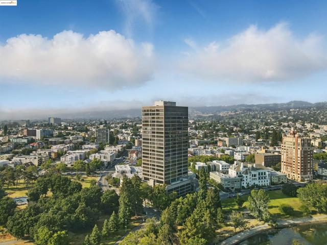 565 Bellevue Ave, Oakland CA: https://media.crmls.org/mediaz/120d9c64-533f-4ba9-a7d2-ab13905a2717.jpg