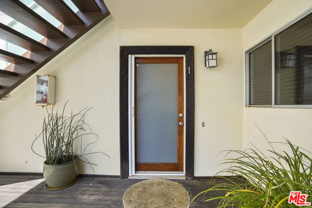 25200 Malibu Road, Malibu CA: https://media.crmls.org/mediaz/120e24de-4a23-40a5-a9a5-99be2d974156.jpg