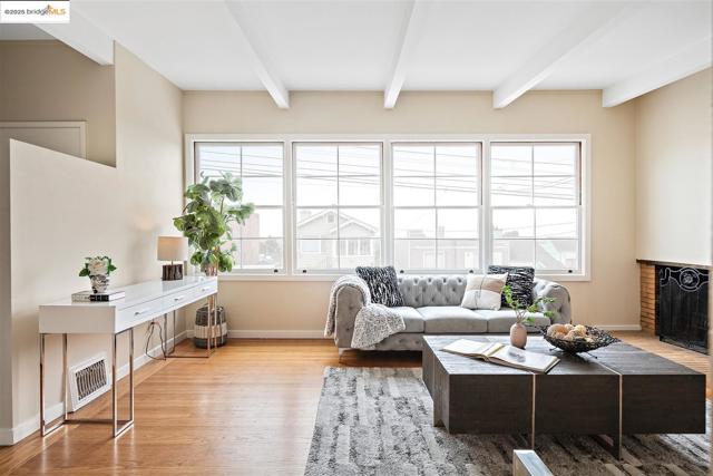 262 Byxbee St, San Francisco CA: https://media.crmls.org/mediaz/120e6452-b419-4443-9256-22d3bee255ac.jpg