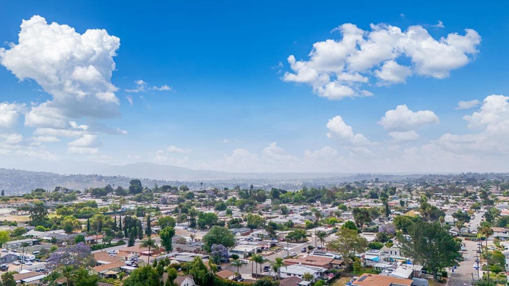 https://media.crmls.org/mediaz/120e93c9-dfa7-429d-8b66-6147192ad67a.jpg?preset=X-Large