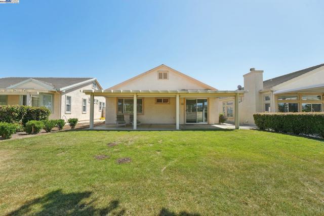 491 Central Park Pl, Brentwood CA: https://media.crmls.org/mediaz/120eafaa-afb3-4761-8e29-2f9ad3b141cd.jpg