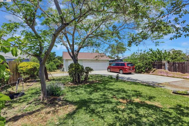 6831 Dairy Ave, Newark CA: https://media.crmls.org/mediaz/120f347c-8ae2-4d6c-9412-7bee0f7738d8.jpg