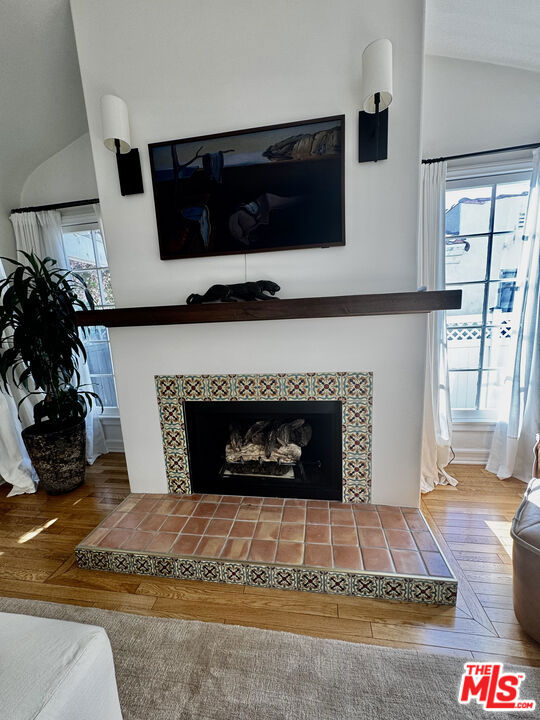 7257 Oakwood Avenue, Los Angeles CA: https://media.crmls.org/mediaz/12106b99-087b-4dba-ad1f-85c55e7fd567.jpg