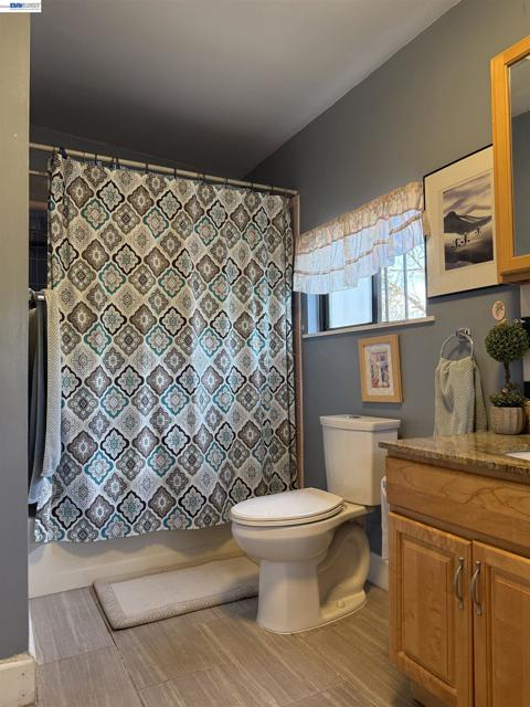 663 25TH Street, Oakland CA: https://media.crmls.org/mediaz/1210a589-8ae9-4bc4-af39-dbff4d475709.jpg