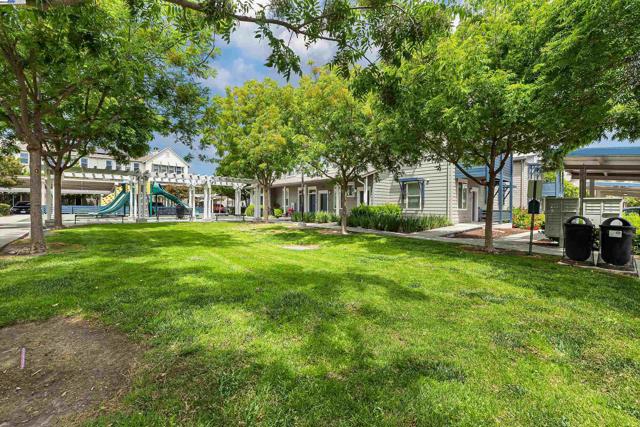 6677 S Mariposa Ln, Dublin CA: https://media.crmls.org/mediaz/1210ae0f-adfe-46af-93cf-270e43aae658.jpg