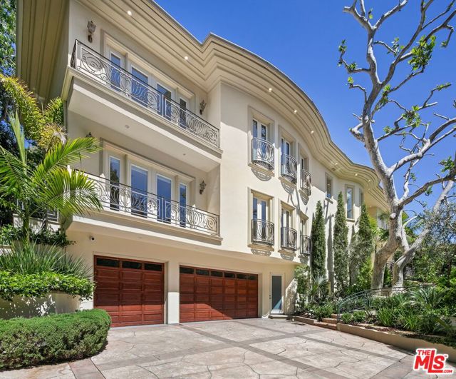 1350 Benedict Canyon Drive, Beverly Hills CA: https://media.crmls.org/mediaz/1210fae6-9038-42d1-aee0-8e2b1ca3b86d.jpg