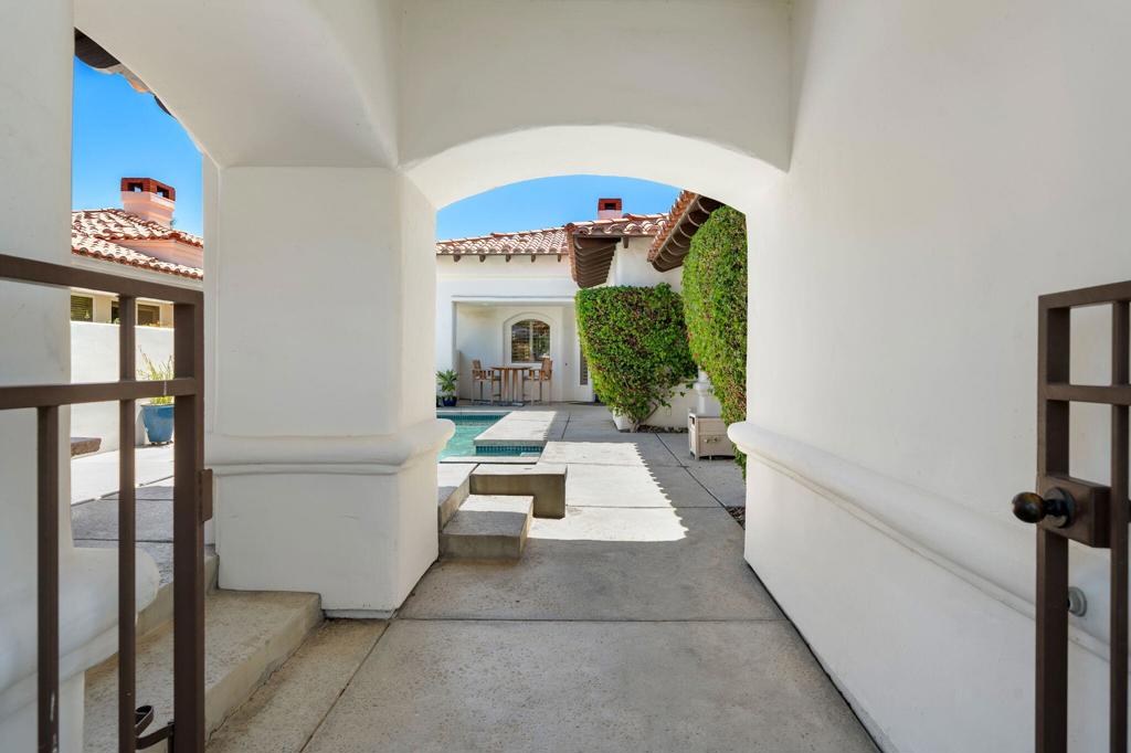 https://media.crmls.org/mediaz/12112f59-7106-41e8-ba92-729bd35fc398.jpg?preset=X-Large