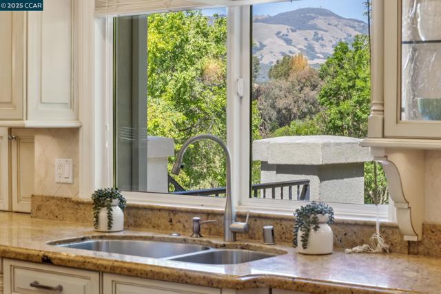 135 Dean Rd, Alamo CA: https://media.crmls.org/mediaz/12116225-5b96-4a49-8667-637915fa04a8.jpg