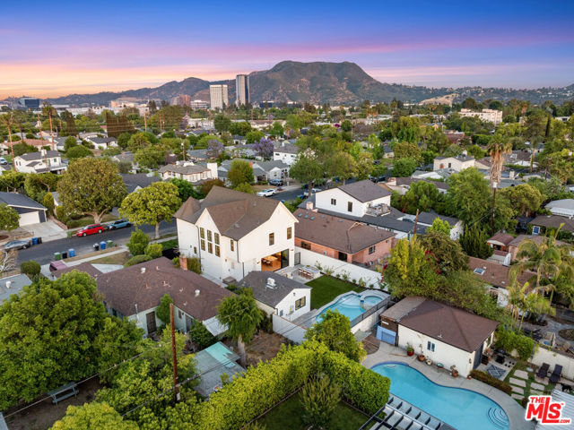 4949 Sancola Avenue, Toluca Lake CA: https://media.crmls.org/mediaz/12116537-53bd-4384-97f9-3dd15511ed8c.jpg