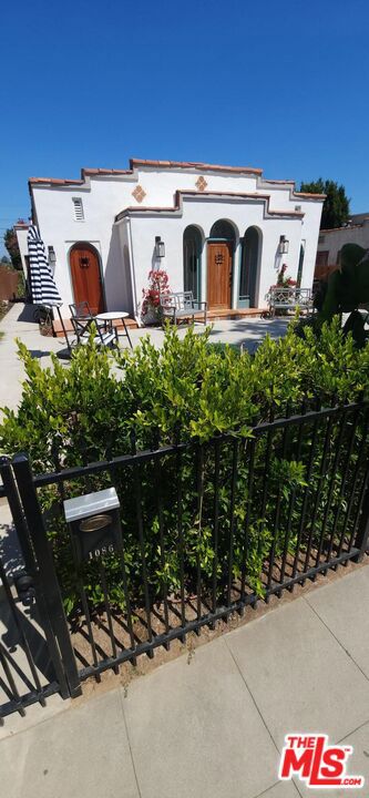 1086 West Boulevard, Los Angeles CA: https://media.crmls.org/mediaz/121208c9-e2c6-470e-99d8-222810daa9e1.jpg