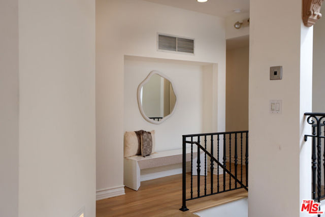 628 N Elm Drive, Beverly Hills CA: https://media.crmls.org/mediaz/12126ee4-896b-4058-a3ce-5360456431d3.jpg