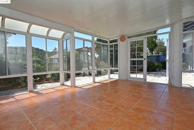 44 Oak Hill Cir, Oakland CA: https://media.crmls.org/mediaz/1212c13a-d9b7-49c6-b8cc-279eb89b6f44.jpg