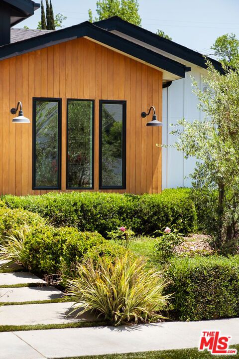 5328 Allott Avenue, Sherman Oaks CA: https://media.crmls.org/mediaz/12132dc4-e07e-4574-8818-ce0b0776b3ef.jpg