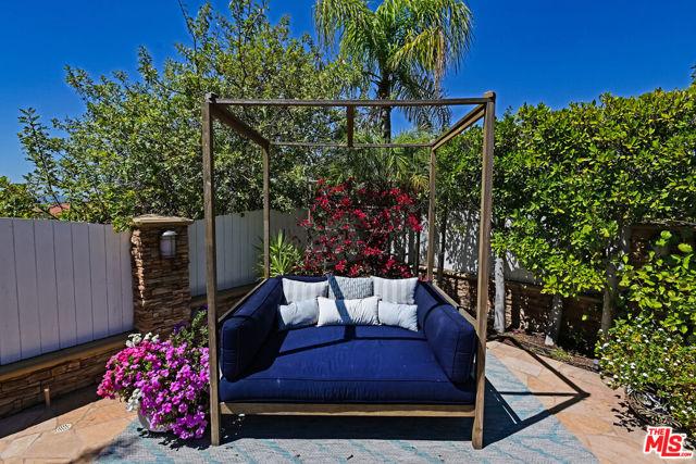 18141 Green Meadow Drive, Encino CA: https://media.crmls.org/mediaz/1214569d-7eb5-4b5c-941b-2568b4d8bfd2.jpg