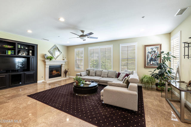 4024 Eagle Flight Drive, Simi Valley CA: https://media.crmls.org/mediaz/1214fa54-fe22-4f9f-a0dd-0095e05e656a.jpg