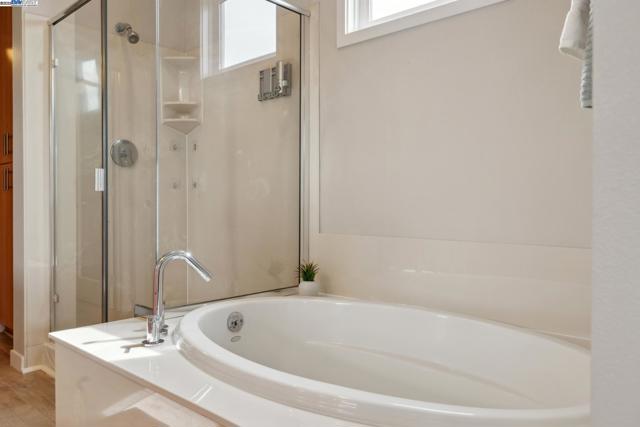 303 Bowsman Ct, Oakland CA: https://media.crmls.org/mediaz/12152451-3fdf-4bfc-98fd-bf6499376b03.jpg