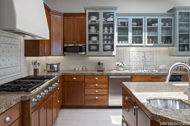 5931 Citadel CIR, La Jolla CA: https://media.crmls.org/mediaz/12161573-0ede-41bd-8900-f08d91f6a1e1.jpg