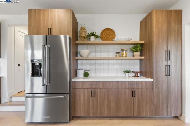 10336 Greenview Dr, Oakland CA: https://media.crmls.org/mediaz/12167001-7963-4d4e-9109-2801a8b54641.jpg
