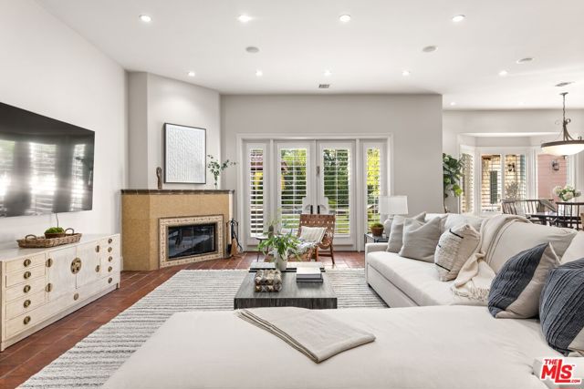 13845 Magnolia Boulevard, Sherman Oaks CA: https://media.crmls.org/mediaz/12184057-cc4e-4ae7-847d-4cf8e0d01256.jpg