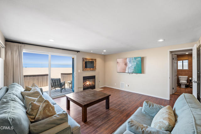 Detail Gallery Image 4 of 34 For 3371 Ocean Dr, Oxnard,  CA 93035 - 3 Beds | 3 Baths