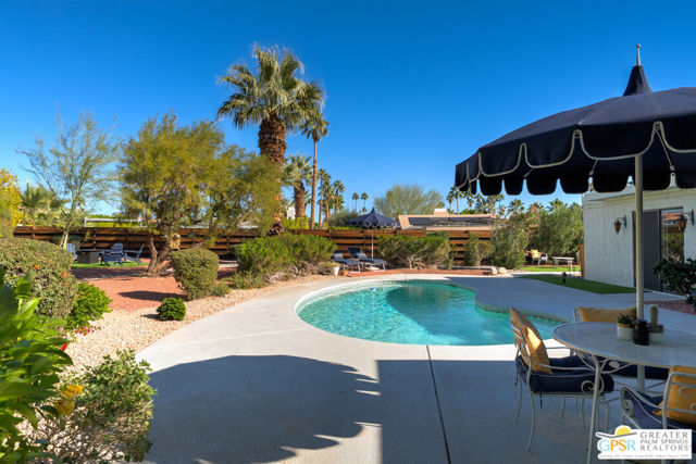 566 N Sunset Way, Palm Springs CA: https://media.crmls.org/mediaz/1218faa6-ace4-487e-b7d8-476f2eb57b05.jpg