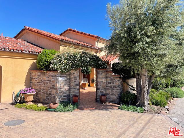 24734 W Saddle Peak Road, Malibu CA: https://media.crmls.org/mediaz/12197556-9be4-4bda-90a1-bb0b42633d66.jpg